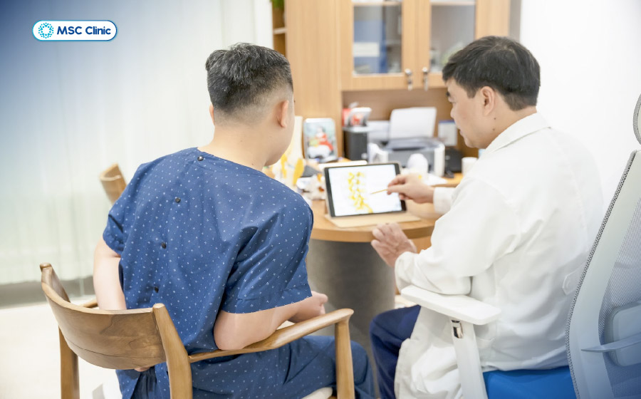 Người bệnh có dấu hiệu tràn dịch khớp vai nên đi thăm khám bác sĩ sớm để được điều trị hiệu quả Người bệnh có dấu hiệu tràn dịch khớp vai nên đi thăm khám bác sĩ sớm để được điều trị hiệu quả