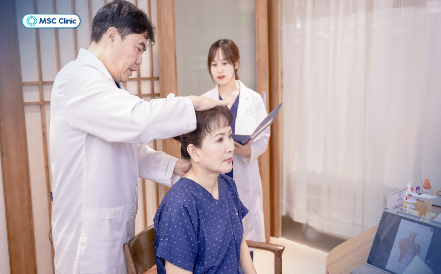 NSND Minh Hòa thăm khám đau cổ vai gáy tại MSC Clinic