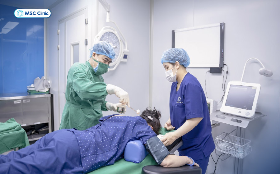 NSND Minh Hoà trong buổi điều trị huyết tương giàu tiểu cầu tại MSC Clinic
