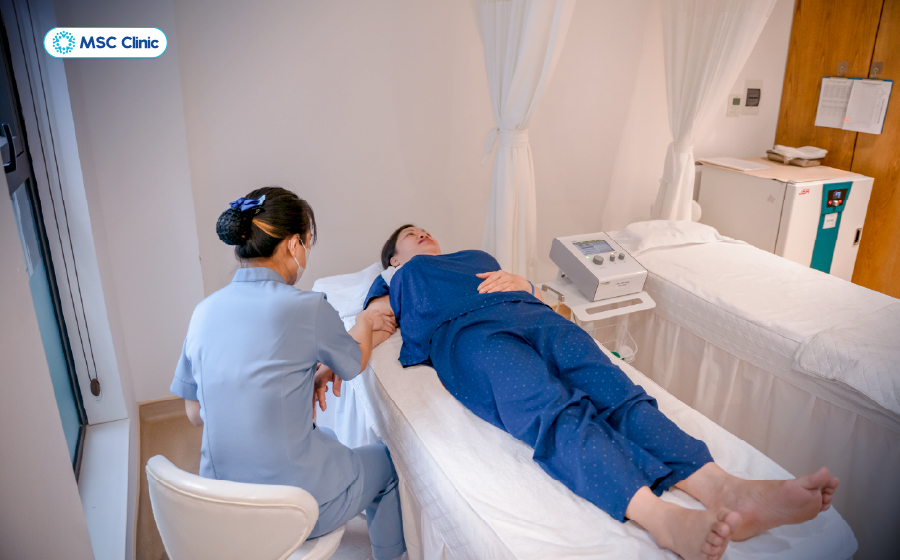 Quá trình tập vật lý trị liệu tại MSC Clinic được giám sát bởi đội ngũ kỹ thuật viên giàu kinh nghiệm Quá trình tập vật lý trị liệu tại MSC Clinic được giám sát bởi đội ngũ kỹ thuật viên giàu kinh nghiệm