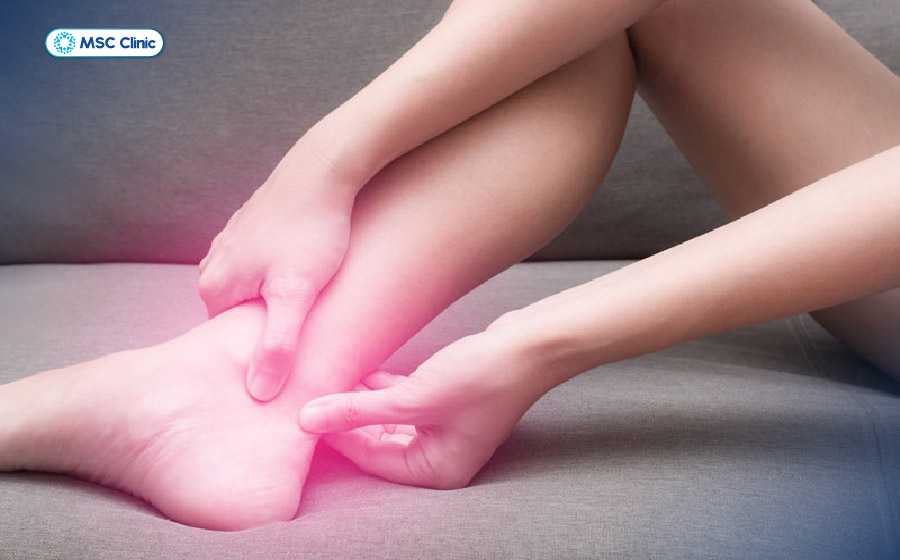Sưng tấy khớp là dấu hiệu điển hình khi bị tràn dịch khớp cổ chân