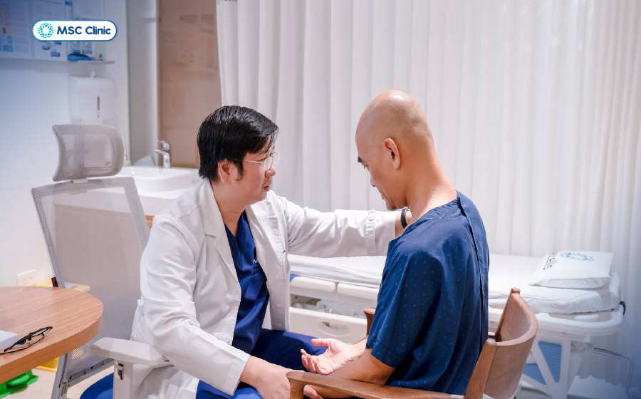 Thạc sĩ, Bác sĩ Trần Trung luôn tận tâm tư vấn chi tiết cho từng người bệnh tại MSC Clinic
