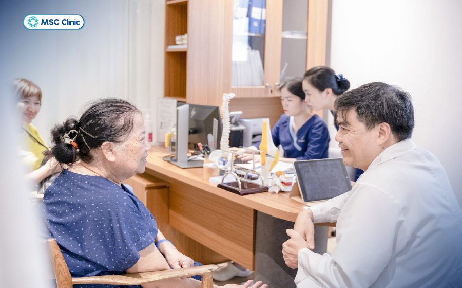Thăm khám bác sĩ sớm giúp kiểm soát tràn dịch khớp háng trước khi biến chứng xảy ra Thăm khám bác sĩ sớm giúp kiểm soát tràn dịch khớp háng trước khi biến chứng xảy ra