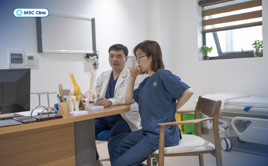 Thăm khám ban đầu giúp bác sĩ định hướng nguyên nhân và mức độ tràn dịch khớp