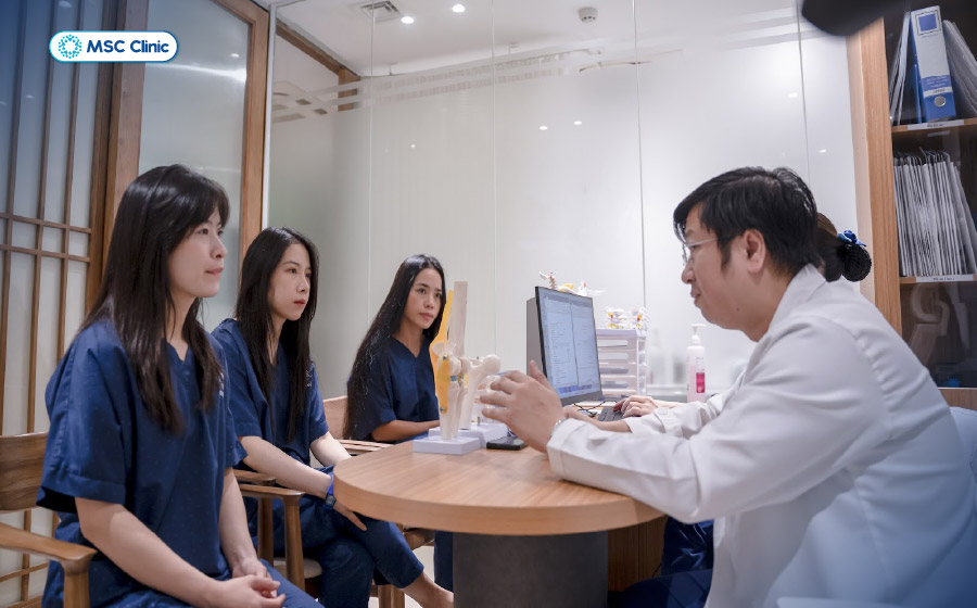 ThS.BS. Nguyễn Trần Trung đang trao đổi về tình trạng cột sống và đưa ra hướng điều trị tối ưu cho bệnh nhân