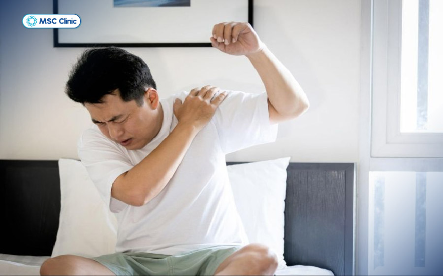 Tràn dịch khớp vai gây những cơn đau âm ỉ, đặc biệt khi đưa tay lên cao Tràn dịch khớp vai gây những cơn đau âm ỉ, đặc biệt khi đưa tay lên cao