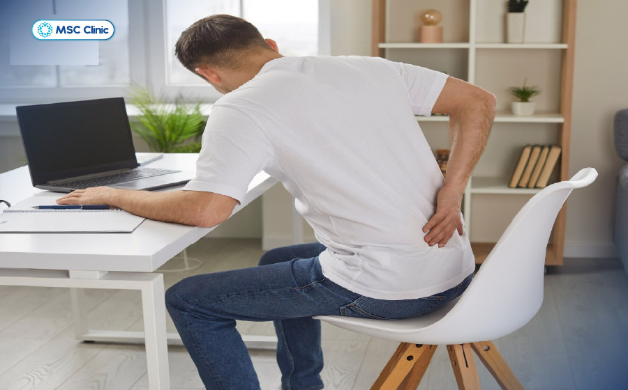 Tư thế ngồi sai khi ngồi làm việc có nguy cơ ảnh hưởng đến cột sống