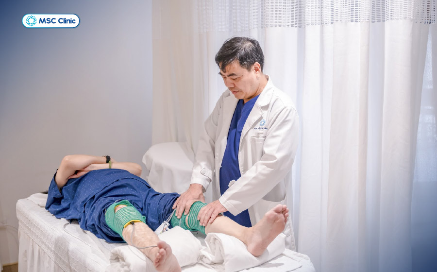Bác sĩ Chuyên khoa II Trần Trọng Thắng đang trực tiếp kiểm tra chuyên sâu khớp gối của người bệnh