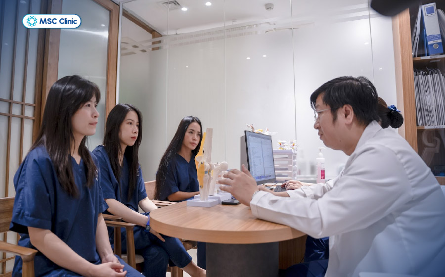 Bác sĩ Nguyễn Trần Trung trực tiếp khám và tư vấn phác đồ điều trị cho bệnh nhân Bác sĩ Nguyễn Trần Trung trực tiếp khám và tư vấn phác đồ điều trị cho bệnh nhân
