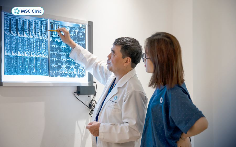 Bác sĩ sẽ đánh giá tình trạng lưng phân biệt với các bệnh lý khác nhằm chẩn đoán chính xác Bác sĩ sẽ đánh giá tình trạng lưng phân biệt với các bệnh lý khác nhằm chẩn đoán chính xác