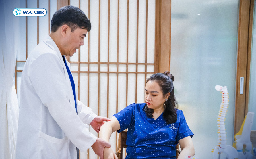 Bác sĩ sẽ khám lâm sàng và khai thác tiền sử bệnh ban đầu