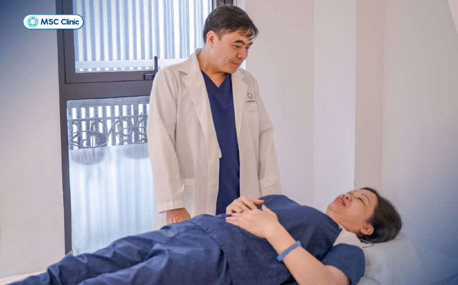 Bác sĩ Thắng, Giám đốc chuyên môn tại MSC Clinic, trực tiếp theo dõi tình trạng hồi phục của người bệnh