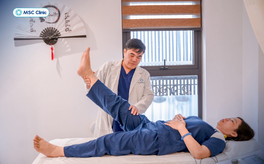 Bác sĩ Trần Trọng Thắng thăm khám cho bệnh nhân Bác sĩ Trần Trọng Thắng thăm khám cho bệnh nhân