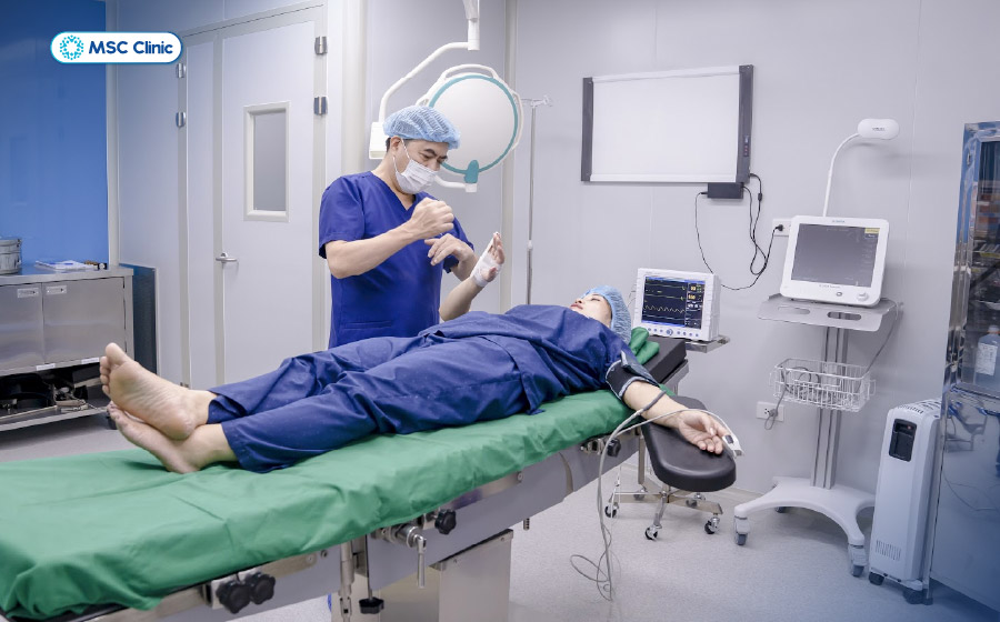 Bác sĩ Trần Trọng Thắng trực tiếp điều trị cho người bệnh