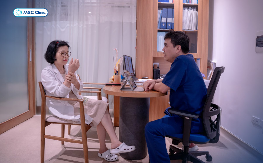 Bác sĩ Trần Trọng Thắng trực tiếp phân tích kết quả chẩn đoán hình ảnh, giúp khách hàng hiểu rõ tình trạng tổn thương Bác sĩ Trần Trọng Thắng trực tiếp phân tích kết quả chẩn đoán hình ảnh, giúp khách hàng hiểu rõ tình trạng tổn thương