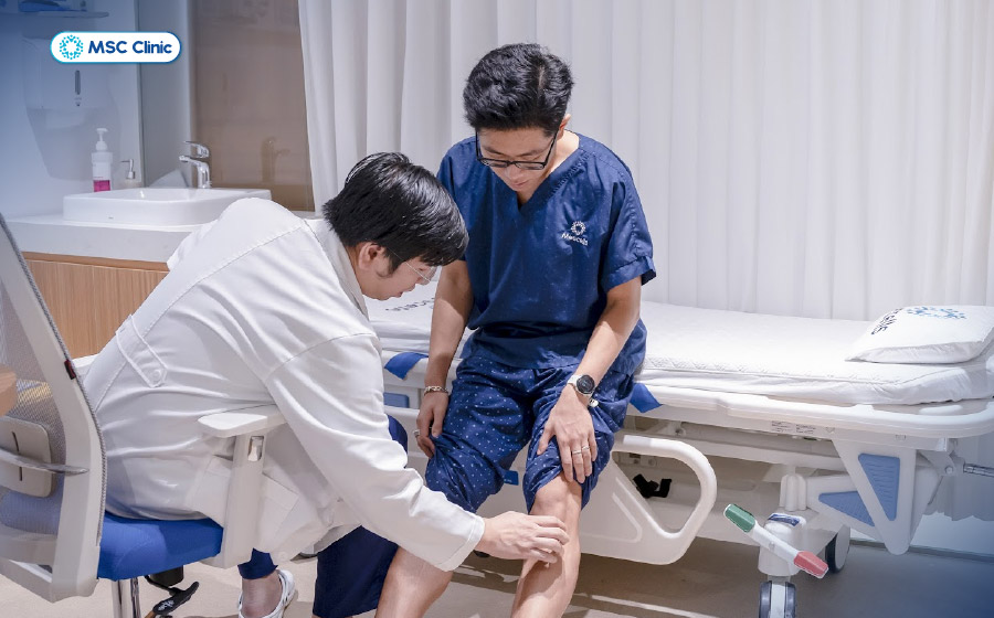 Bác sĩ Trần Trung thăm khám cho người bệnh tại MSC Clinic