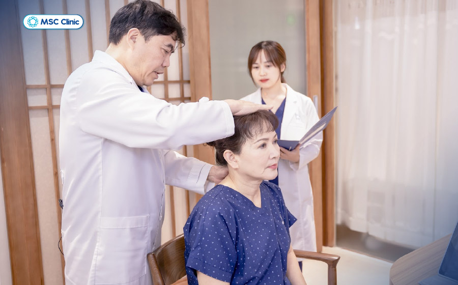 Bạn cần đi khám bác sĩ chuyên khoa ngay khi cơn đau cổ kéo dài hơn 5-7 ngày Bạn cần đi khám bác sĩ chuyên khoa ngay khi cơn đau cổ kéo dài hơn 5-7 ngày