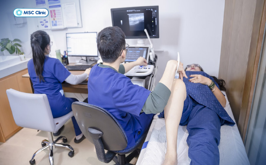 Bệnh nhân được siêu âm để đánh giá mức độ tổn thương dây chằng, gân và phần mềm quanh khớp gối