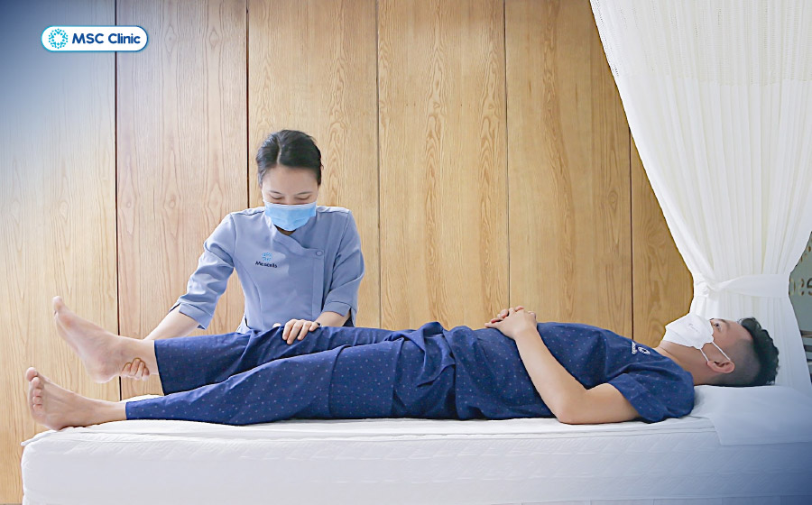 Bệnh nhân tập vật lý trị liệu dưới sự hướng dẫn tỉ mỉ của kỹ thuật viên