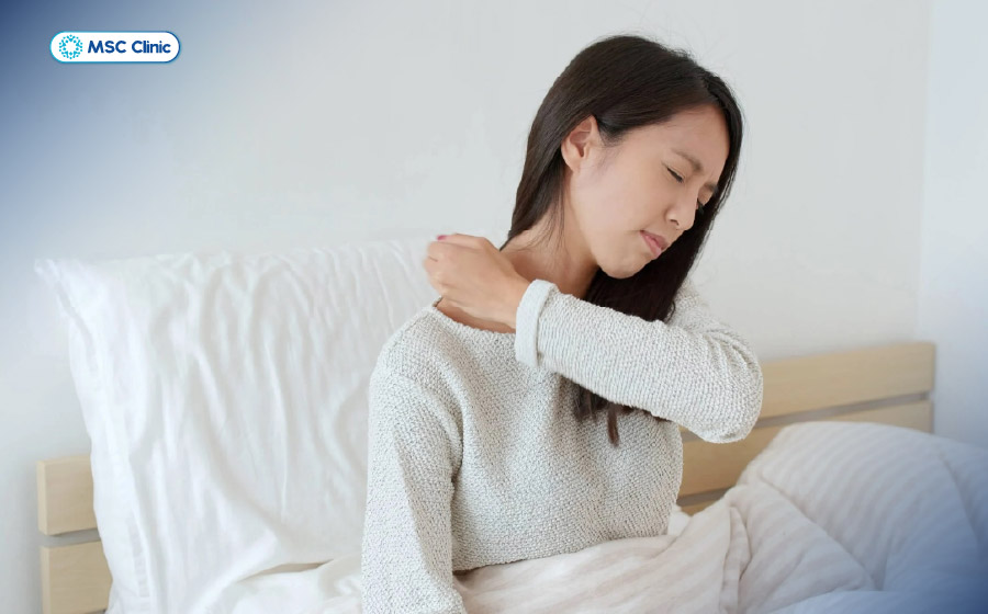 Bị trật khớp vai khi ngủ có thể khiến bạn đau nhức, khó cử động ngay sau khi thức dậy