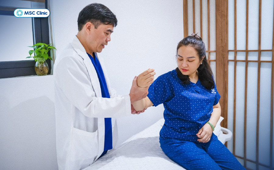 BSCKII Trần Trọng Thắng thăm khám cho bệnh nhân