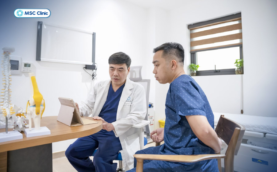 BSCKII Trần Trọng Thắng thăm khám cho bệnh nhân BSCKII Trần Trọng Thắng thăm khám cho bệnh nhân