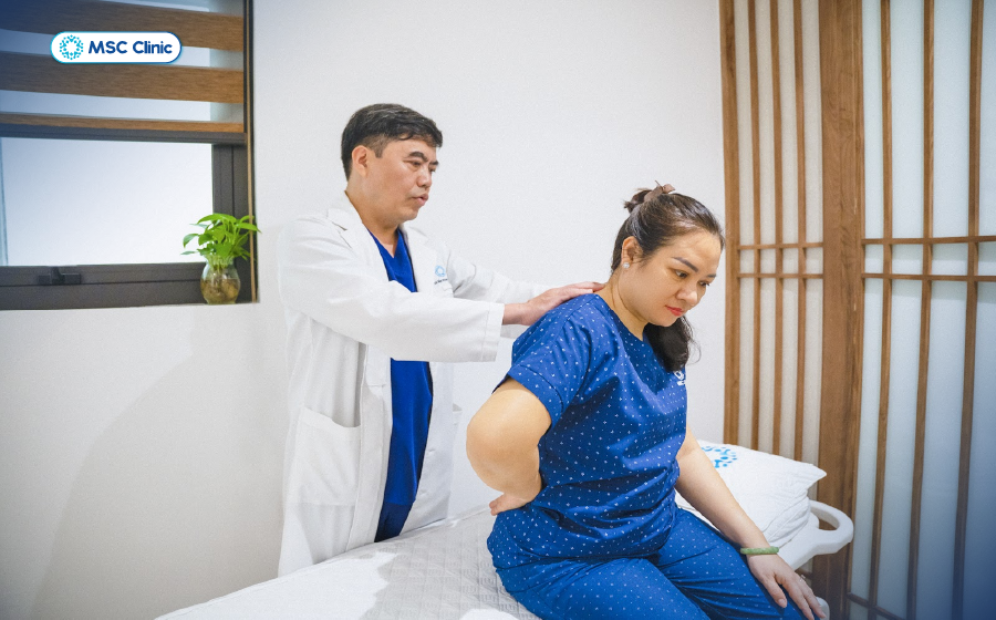 BSCKII Trần Trọng Thắng thăm khám cho bệnh nhân