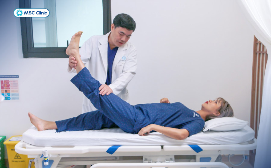 BSCKII. Trần Trọng Thắng trực tiếp thực hiện các bài kiểm tra tầm vận động khớp cho chị Phạm Hải Vân (Vân Chille) 
