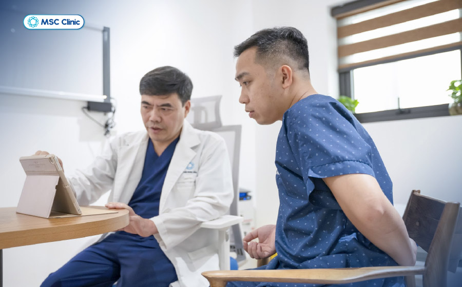 BSCKII Trần Trọng Thắng tư vấn phác đồ điều trị cho bệnh nhân đau bả vai