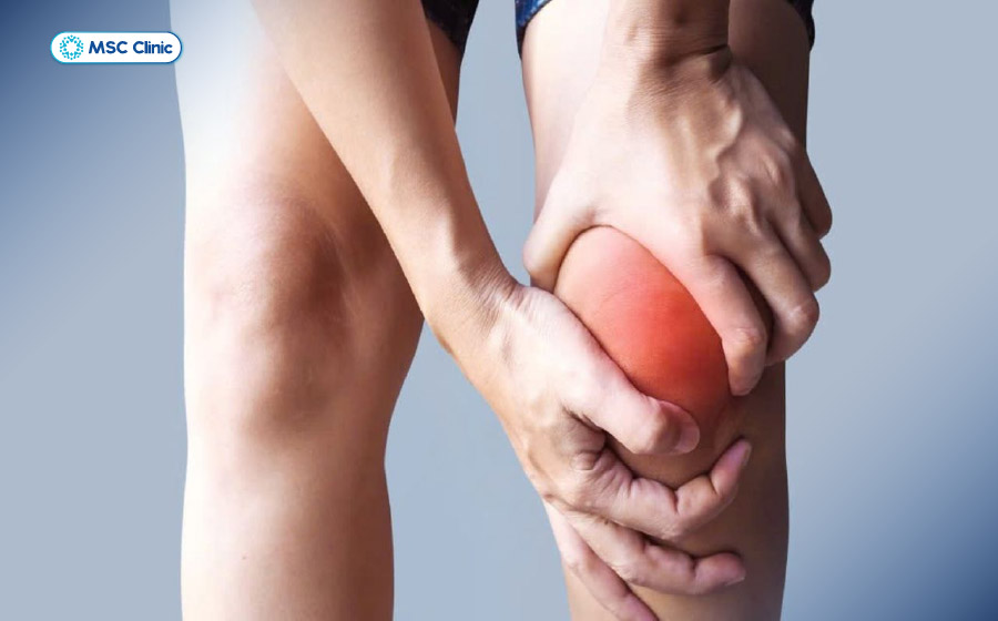 Cảm giác gối không vững, khiến mất lực khi đứng là dấu hiệu của rách sụn chêm