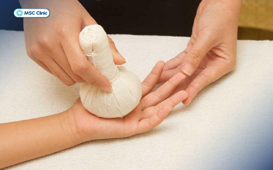 Chườm nóng giúp giảm cơn đau nhức, căng cứng tại khớp ngón tay