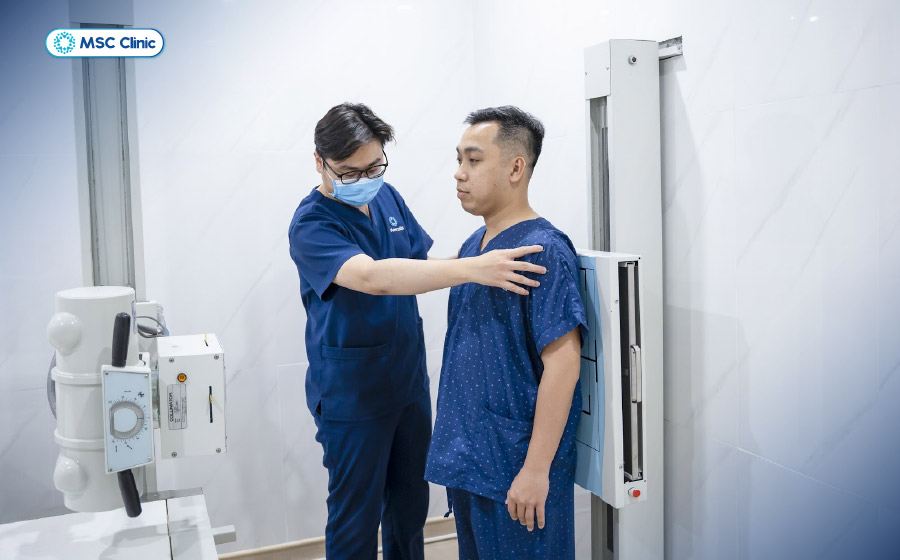 Chụp X-quang cột sống giúp phát hiện tình trạng cong vẹo cột sống, thoái hóa hoặc trượt đốt sống