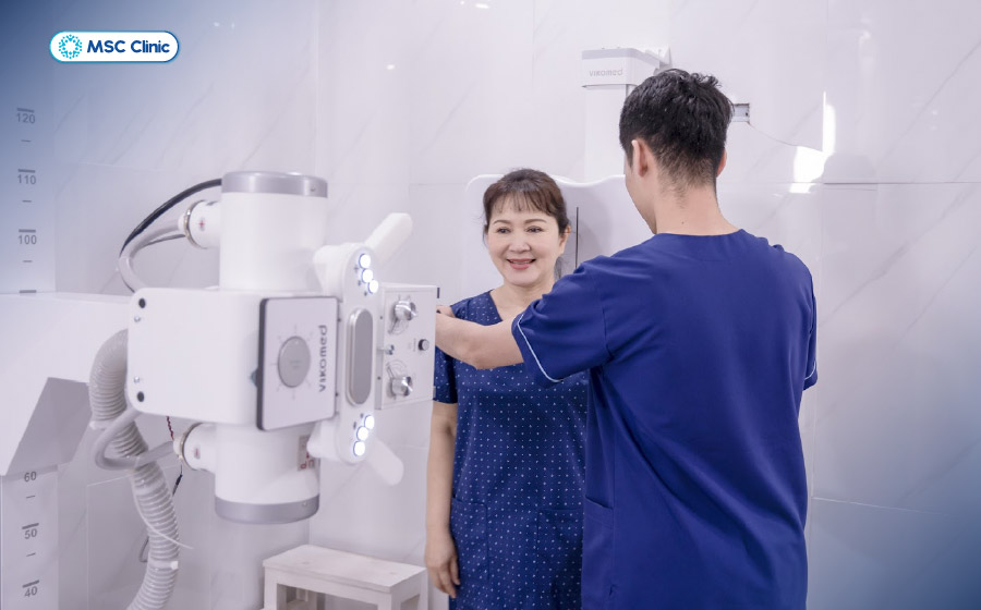 Chụp X-quang là kỹ thuật chẩn đoán hình ảnh ban đầu để đánh giá tổng quan cột sống