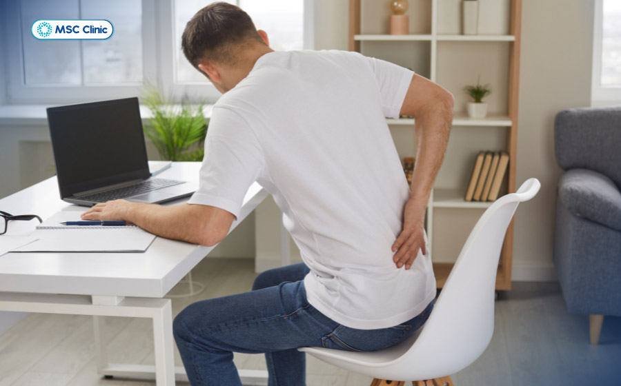 Cơn đau lưng khi ngồi lâu kéo dài trên 2 tuần và không cải thiện, nên đi khám bác sĩ sớm