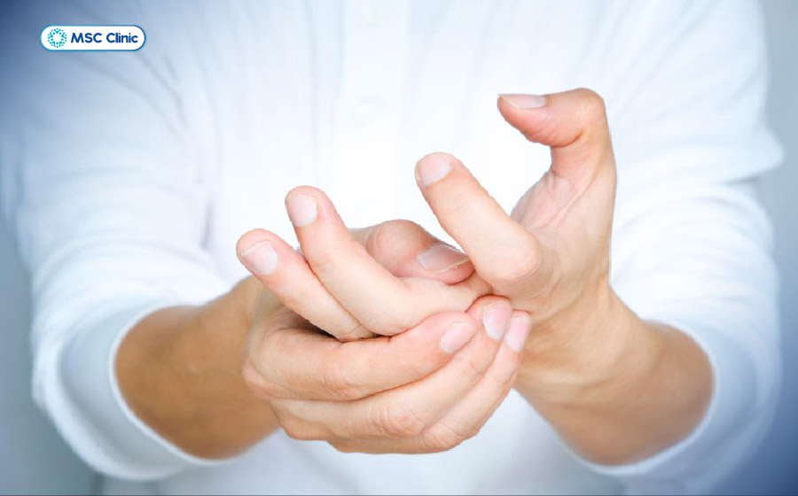 Đau khớp ngón tay giữa có thể cảnh báo các bệnh lý xương khớp nguy hiểm