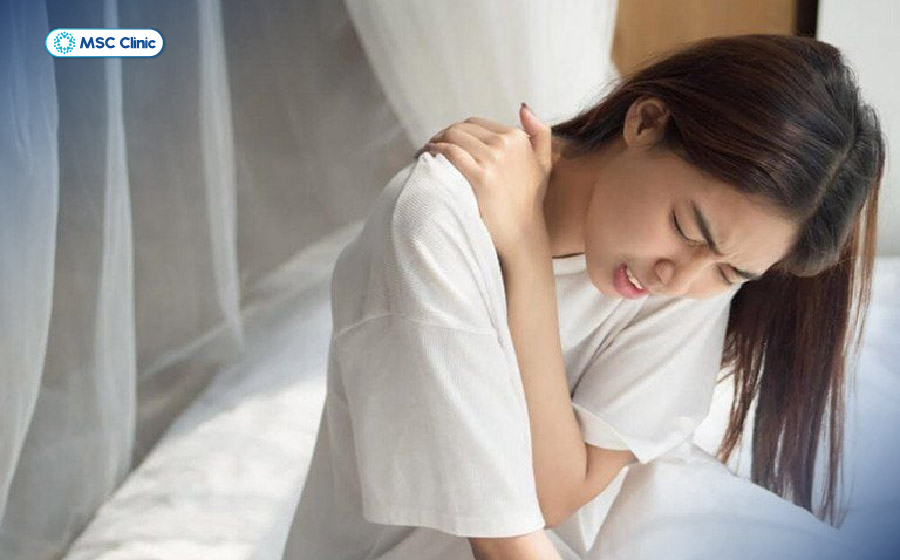 Đau vai dữ dội, khó nâng tay hoặc cảm giác vai “lệch” sau khi ngủ dậy là những dấu hiệu cần lưu ý