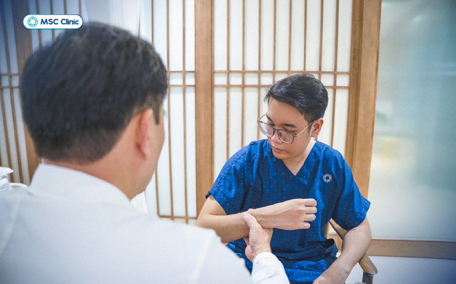 Để chẩn đoán chính xác nguyên nhân, ban đầu bác sĩ sẽ khám lâm sàng và hỏi về tiền sử bệnh Để chẩn đoán chính xác nguyên nhân, ban đầu bác sĩ sẽ khám lâm sàng và hỏi về tiền sử bệnh