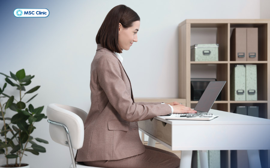 Hạn chế ngồi gù lưng, cúi đầu quá thấp hoặc ngồi lệch người để tránh áp lực lên cột sống