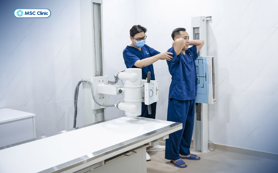 Hệ thống máy X-quang kỹ thuật số giúp phát hiện các tổn thương xương như gãy xương, trật khớp, viêm khớp