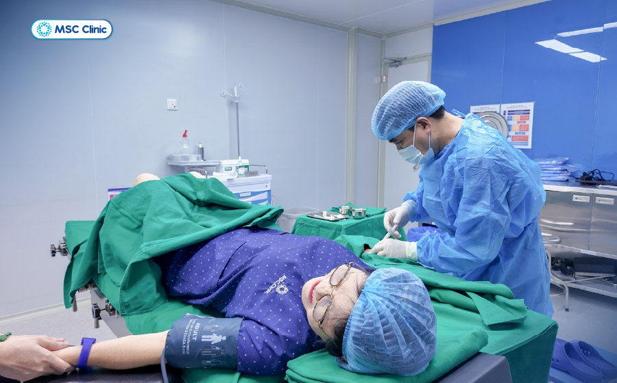 Hình ảnh bệnh nhân được điều trị phản ứng viêm tại khớp bằng phương pháp tiêm Huyết tương giàu tiểu cầu PRP