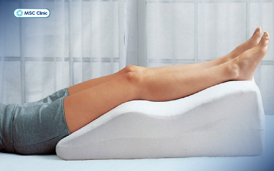 Kê gối cao khi ngủ giúp thư giãn bắp chân, giảm cảm giác căng tức Kê gối cao khi ngủ giúp thư giãn bắp chân, giảm cảm giác căng tức