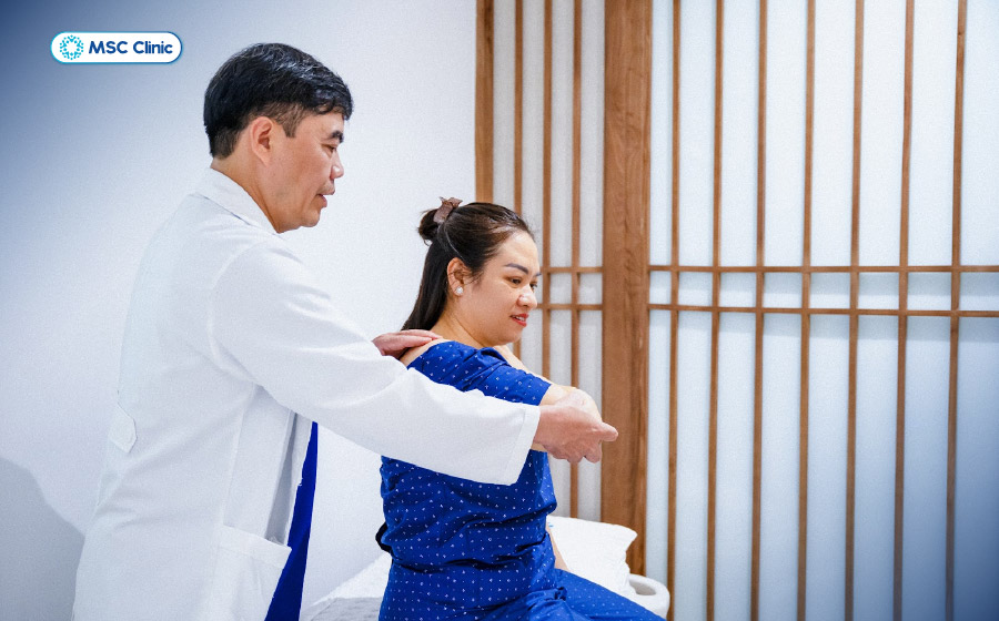 Khám lâm sàng giúp xác định tình trạng bị trật khớp vai khi ngủ và các tổn thương phần mềm đi kèm 