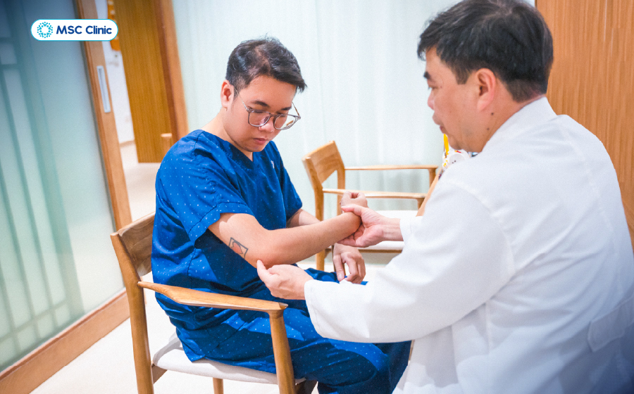 Khám lâm sàng là bước quan trọng để chẩn đoán chính xác và điều trị tích cực tình trạng đau cơ ở bắp tay