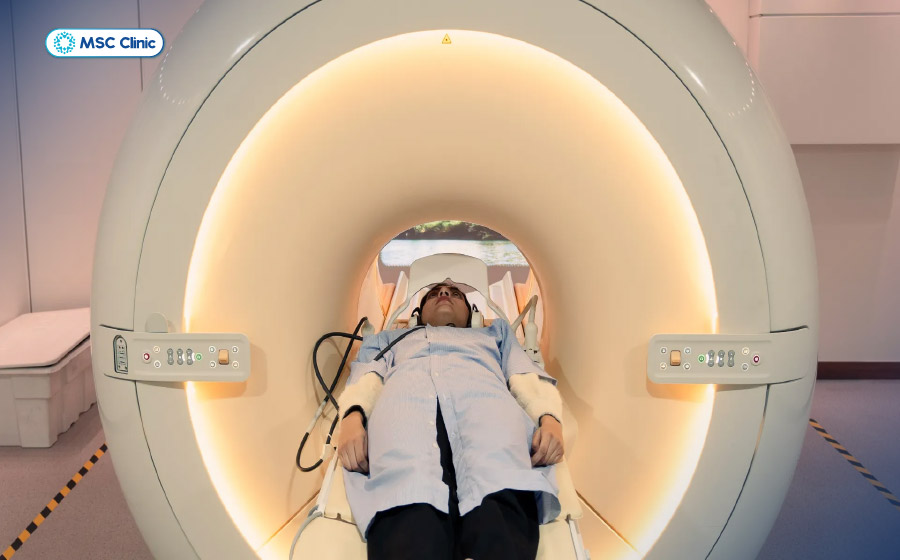 Khi có nghi ngờ đau bả vai có chèn ép rễ thần kinh, bác sĩ có thể chỉ định chụp MRI
