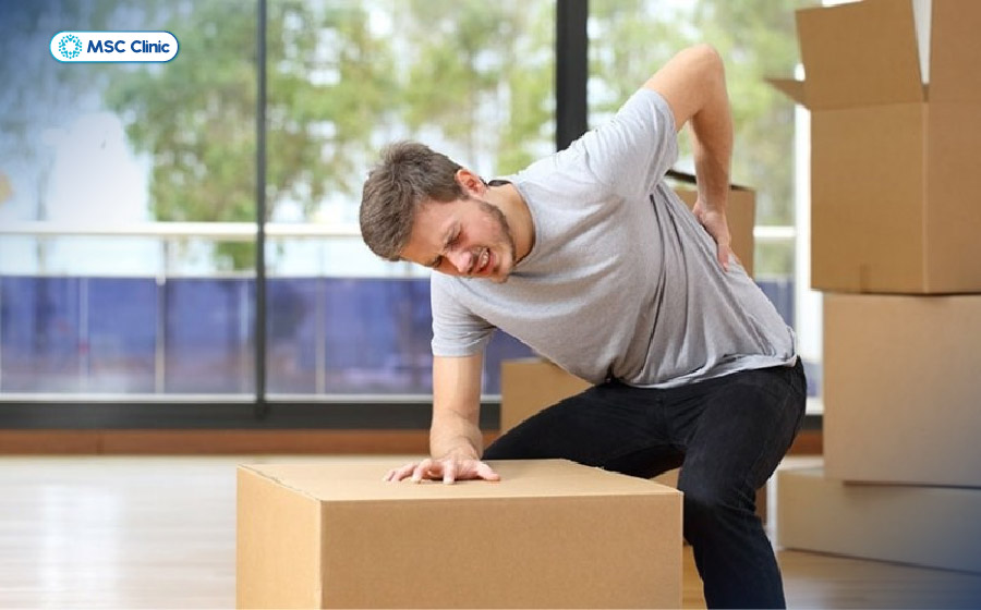 Mang vác vật nặng sai cách gây cơn đau thắt lưng