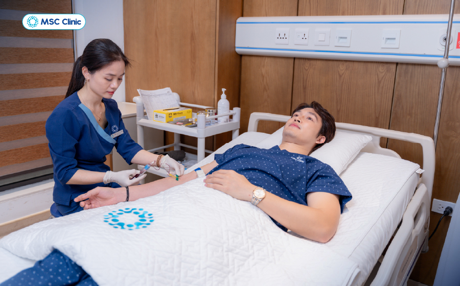 Máu sẽ được lấy trực tiếp từ cơ thể người bệnh, sau đó xử lý ly tâm để tách phần huyết tương giàu tiểu cầu và sử dụng trong điều trị bệnh lý