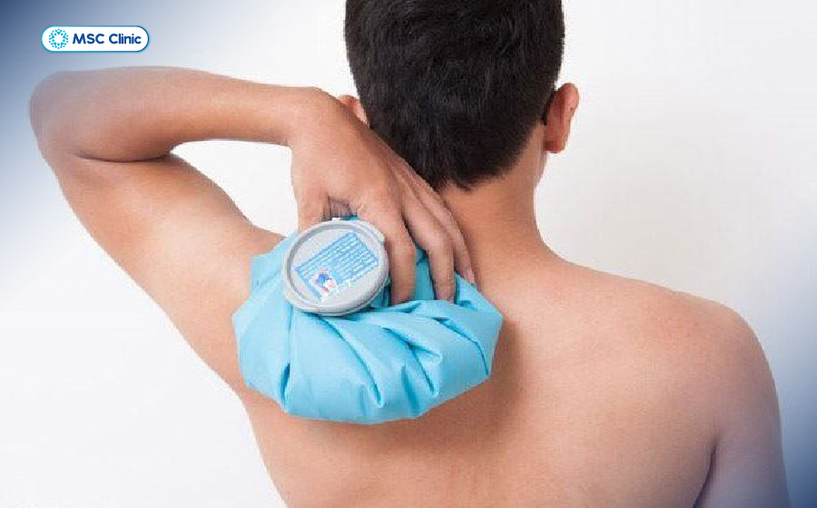 Nên sử dụng túi chườm chuyên dụng hoặc bọc khăn để tránh bị bỏng lạnh hoặc nóng