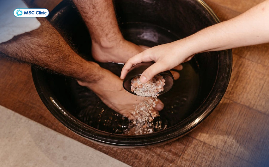 Ngâm chân giúp thư giãn gân cơ, giảm cảm giác nhức mỏi Ngâm chân giúp thư giãn gân cơ, giảm cảm giác nhức mỏi