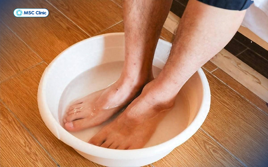 Ngâm chân nước ấm có tác dụng làm dịu cơn đau tạm thời