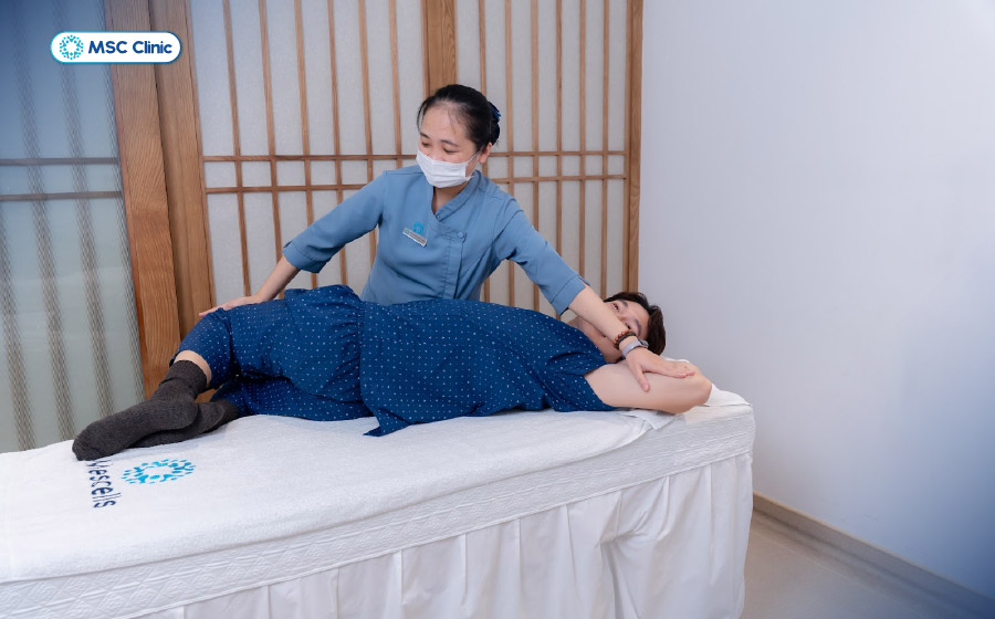 Người bệnh được hướng dẫn tập phục hồi chức năng tại nhà và điều chỉnh tư thế nhằm giảm áp lực lên cột sống Người bệnh được hướng dẫn tập phục hồi chức năng tại nhà và điều chỉnh tư thế nhằm giảm áp lực lên cột sống
